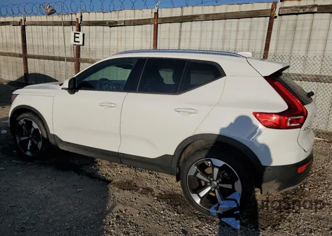 2019 Volvo Xc40 T4 Momentum z USA, uszkodzony, nr VIN YV4AC2HK4K2154423